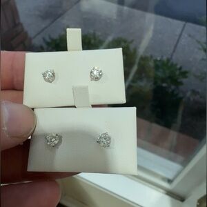 NEW!! 0.80 CT Natural Diamond Stud Earrings